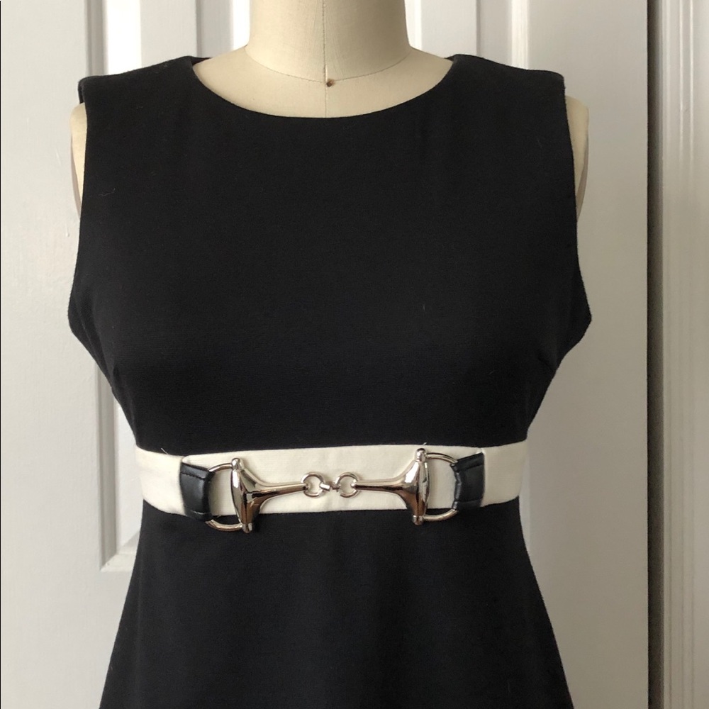 Classic Design sleeveless Dress - Picture 2 of 5